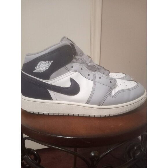 Jordan 1 Mid (GS) White/Midnight Navy-Wolf Grey (DQ8423 104) Size 7Y - big kids - Picture 1 of 15